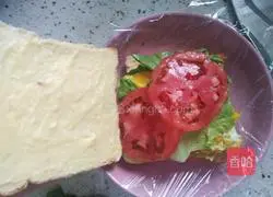 Illustration of how to make egg cheese sandwich 8