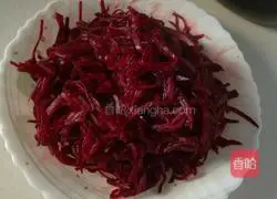 Illustration of how to make shredded pork and beet noodles 3