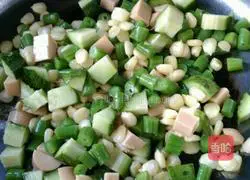 Illustration of how to make three-corn sausage fried rice 4