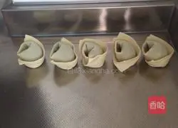 Illustration of how to make leek and meat wontons 6