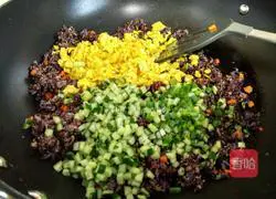 Illustration of three-color quinoa, vegetable and egg fried rice 13