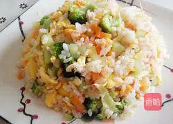 Illustration of how to make colorful egg fried rice 12