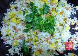 Illustration of how to make mixed vegetable fried rice 7