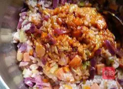 Illustration of how to make colorful vegetable fried rice 9