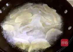 Illustration of how to make green onion, mushroom and pork dumplings 9