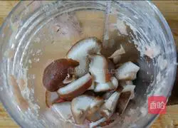 Illustration of how to make mushroom, pork and cabbage dumplings 5