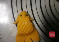 Illustration of how to make goldfish steamed buns 14