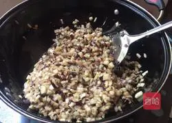 Illustration of how to make dumplings stuffed with eggplant and vermicelli 6