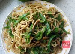 Illustration of how to make fried noodles with shredded pepper and pork shreds 9