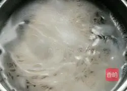 Illustration of how to make noodles with green onion and red oil 5