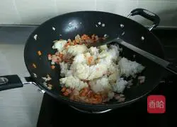 Illustration of how to make fried rice with bacon, mixed vegetables and eggs 6
