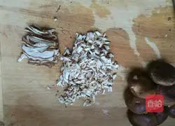 Illustration of how to make mushroom and pork buns 1