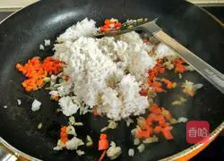 Illustration of how to make ham, sausage and egg fried rice 6