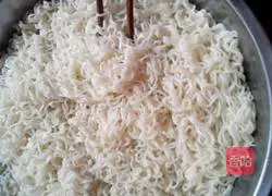 Illustration of how to make fried noodles with eggs 3