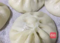 Illustration of how to make pork and green onion buns 7