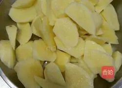 Illustration of how to make potato-roasted beef noodles 3