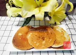 Illustration of how to make banana egg waffles 8