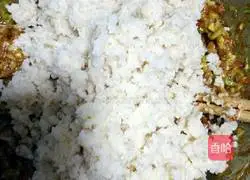 Illustration of how to make lotus root and pork dumpling stuffing 10