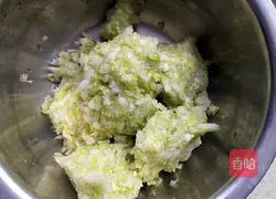 Illustration of how to make Baicai Dumplings 2