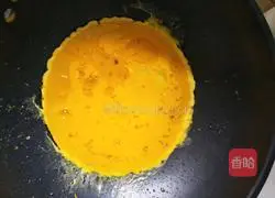 Illustration of how to make large steamed buns with three fillings (leeks, vermicelli, eggs)