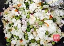 Xinjiang style pineapple and egg fried rice recipe 11