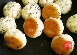 Illustration of how to make Shanghai snack fried buns 11