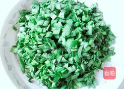 Illustration of how to make leek and egg vermicelli dumpling filling 12