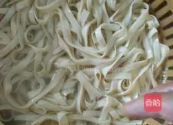 Illustration of how to make fried noodles with double pepper and egg 3