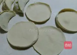 Illustration of how to roll dumpling wrappers 4