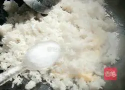 Illustration of how to make green garlic and oyster sauce fried rice 5