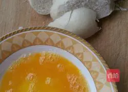 Illustration of how to make egg-flavored steamed buns 1