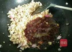 Illustration of how to make meat sauce fried rice 7