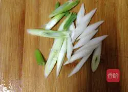 Illustration of how to make stir-fried mutton rice with green onions 3