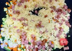 Illustration of how to make fried rice with sausage, three cubes and eggs 7