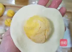 Illustration of how to make pumpkin blossom steamed buns 16
