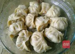 Illustration of how to make watermelon rind and pork filling dumplings 18