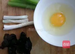 Illustration of how to make celery, egg and fungus dumplings 3