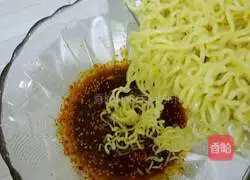Illustration of how to make instant noodles with cyclone mustard soup 6