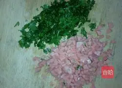 Illustration of how to make celery leaf ham pancakes 2