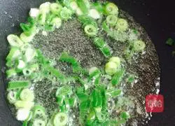 Illustration of how to make fried rice with sausage and peas 4