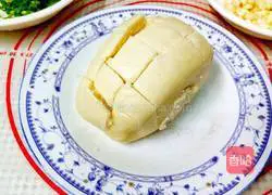 Illustration of grilled steamed buns with green onion salad 2