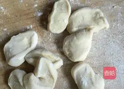 Illustration of how to make rose steamed buns 8