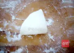 Illustration of making double-layered double-stuffed buns 9