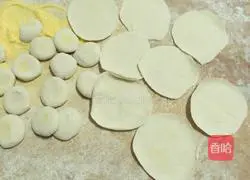 Illustration of how to make dumplings stuffed with pickled cabbage and oil residue 9