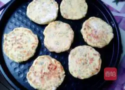 Illustration of how to make celery leaf ham pancakes 7