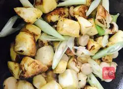 Illustration of how to make dry stir-fried steamed buns 6