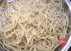 Illustration of how to make scallion oil noodles 3