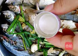 Illustration of how to grill fish in an electric pan 6