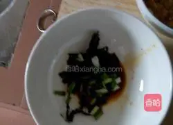 Illustration of how to make fresh meat wontons 4