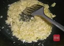 Illustration of how to make bacon and egg fried rice 3